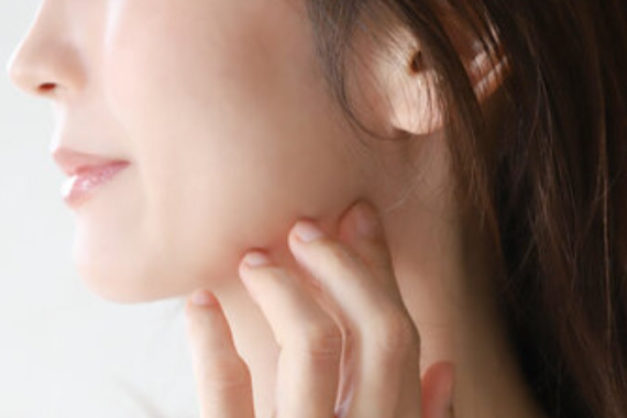 頬に手を添えた輪郭のイメージ