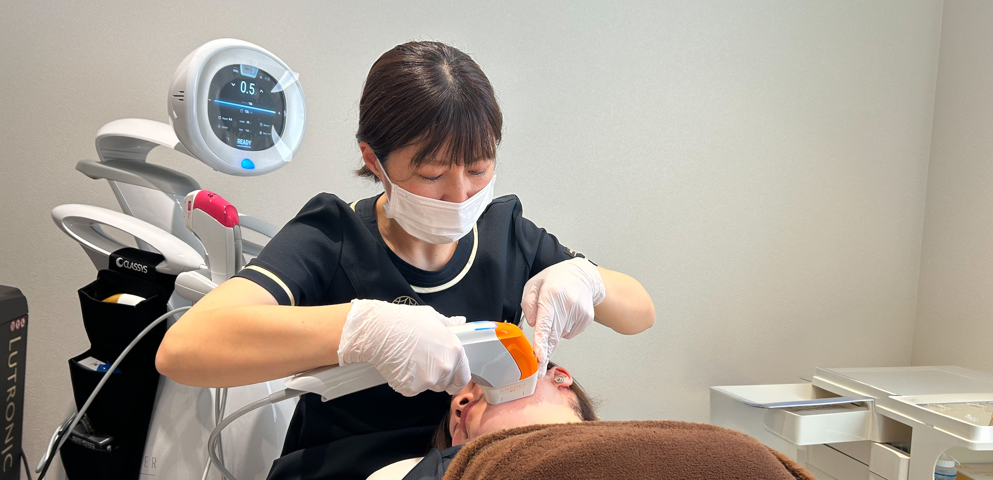 HIFU施術中の様子 スタッフによる丁寧な施術